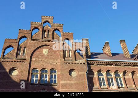 Nahaufnahme des oberen Teils der Fassade der St. Anna-Schule in Lemberg, Ukraine. Stockfoto