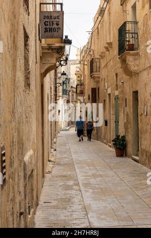 Malerische schmale Gasse in der stillen Stadt Mdina in Malta, Europa. Eine historische befestigte alte ummauerte Stadt auf der UNESCO-Liste des Weltkulturerbes. Stockfoto