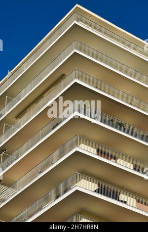 Moderne Wohnarchitektur, Block mit Balkonen. Stockfoto