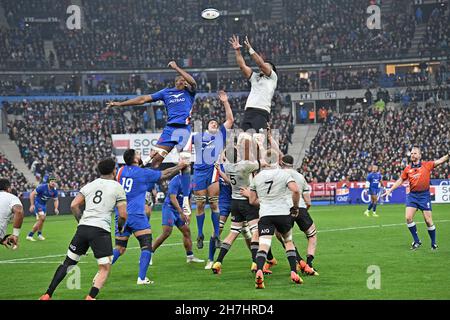 New Zealand National Rugby loose Forward Akira Ioane (#6) und France National Rugby in der hinteren Reihe Cameron Woki (#4) in Aktion während eines Fixes zwischen New Stockfoto