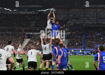 France National Rugby Back Row Cameron Woki (#4) in Aktion während eines Falles zwischen Neuseeland All Blacks und Frankreich bei den Rugby Autumn Internationals 2 Stockfoto