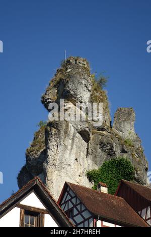 Berühmte Felsen mit Aussichtspunkt Fahnenstein über traditionellen deutschen Fachhäusern, Tüchersfeld, Pottenstein, Oberfranken, Bayern, Deutschland Stockfoto