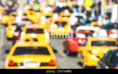 Rush Hour mit unscharfen gelben Taxis und Autos - überfüllter Stau in der Innenstadt von Manhattan - Transportkonzept mit verschwommenem Bokeh von Taxi-Taxis Stockfoto