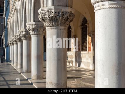 Kolonnade des Dogenpalastes (Palazzo Ducale), Piazza San Marco (Markusplatz), Venedig, Italien Stockfoto