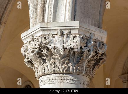 Nahaufnahme der Kolonnadensäule, Dogenpalast (Palazzo Ducale), Piazza San Marco (Markusplatz), Venedig, Italien Stockfoto