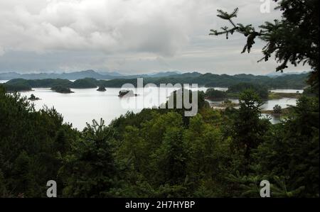 Qiandao Hu, Provinz Zhejiang, China: Blick auf den See und die Inseln mit Vorderwald. Qiandao Hu bedeutet „See der tausend Inseln“. Stockfoto