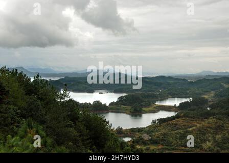 Qiandao Hu, Provinz Zhejiang, China: Blick auf den See und die Inseln mit Vorderwald. Qiandao Hu bedeutet „See der tausend Inseln“. Stockfoto
