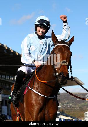 Datei Foto vom 16-03-2021 von Rachael Blackmore an Bord von Honeysuckle feiert den Sieg in der Unibet Champion Hurdle Challenge Trophy (Klasse 1) am ersten Tag des Cheltenham Festivals auf der Pferderennbahn in Cheltenham. Honeysuckle wird am Sonntag in Fairyhouse mit maximal 10 Rivalen um den Sieg der Hatton's Grace-Hürde Baroneracing.com konfrontiert. Ausgabedatum: Dienstag, 23. November 2021. Stockfoto