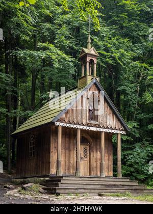 Swieta Katarzyna, Polen - 28. Juli 2021: Eine hölzerne Kapelle des Heiligen Franziskus im Wald auf einem Touristenpfad zum Berg Lysica. Stockfoto