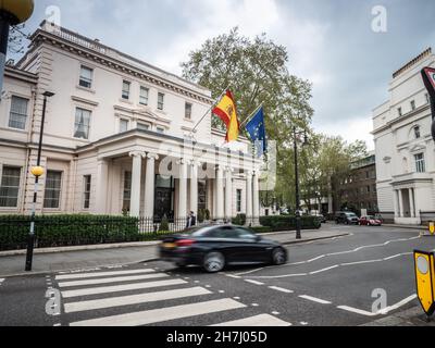 Botschaft von Spanien, London, Großbritannien. Die nationale und die EU-Flagge fliegen über dem Eingang zur spanischen Botschaft im Londoner Stadtteil Belgravia. Stockfoto