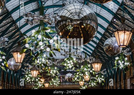 Riesige Kugeln und Misteln in Covent Garden, London während der Weihnachtszeit. Stockfoto