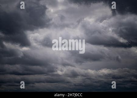 Dunkelominöse graue Sturmwolken. Dramatischer Himmel. Grauer, stürmischer Himmel. Stockfoto