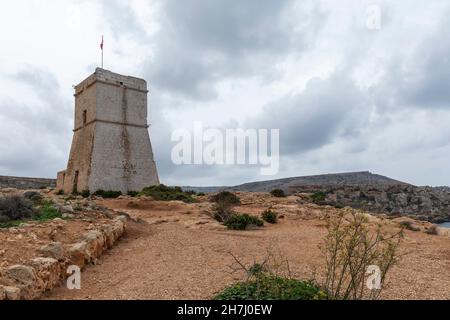 Għajn Tuffieħa Tower ein Wahrzeichen Wachturm im Jahr 1637 mit Blick auf Tuffieħa Bay in Malta, Europa Stockfoto