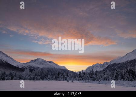 Wintersonnengang im Eagle River Valley in Südzentralalaska. Stockfoto