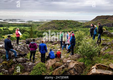 Führung durch die Gemälde in der Solsem-Höhle auf der Insel Leka, Norwegen Stockfoto