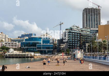 St. George's Bay Beach Area in St. Julian's, Malta. InterContinental Malta Hotel und das ikonische Gebäude des GIG-Hauptquartiers. Malta, Europa Stockfoto