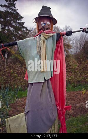 Eine Hexenscheuche in einer Schreberglage auf den Sussex South Downs Stockfoto