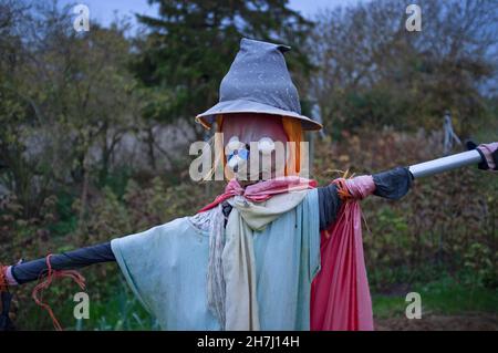 Eine Hexenscheuche in einer Schreberglage auf den Sussex South Downs Stockfoto