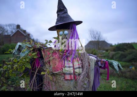 Eine Hexenscheuche in einer Schreberglage auf den Sussex South Downs Stockfoto