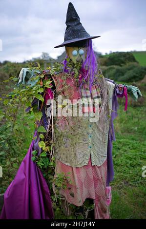 Eine Hexenscheuche in einer Schreberglage auf den Sussex South Downs Stockfoto