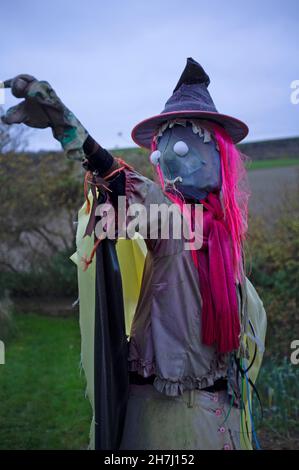 Eine Hexenscheuche in einer Schreberglage auf den Sussex South Downs Stockfoto