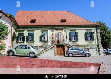 Medias, Rumänien, 14. Juli 2021: Details zu einem alten historischen Haus in der Nähe des König-Ferdinand-I.-Platzes (Piata Regele Ferdinand I) im Stadtzentrum, in Siebenbürg Stockfoto