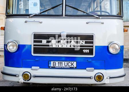 Bukarest, Rumänien, 2. Oktober 2021: Alte lebendige blau-weiße Roman Diesel RD 111 klassischen Bus, im Jahr 1972 produziert und geparkt in einer Straße bei einer Veranstaltung für Stockfoto