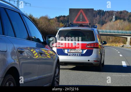 Sperre der Autobahn A1 bei Oberwang wegen Arbeiten an einer Stromleitung, Oberösterreich, Österreich, Europa - Schließung der Autobahn A1 bei Oberwan Stockfoto