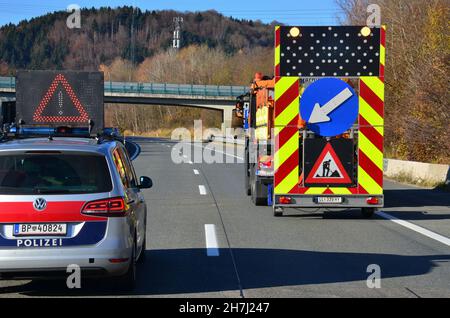 Sperre der Autobahn A1 bei Oberwang wegen Arbeiten an einer Stromleitung, Oberösterreich, Österreich, Europa - Schließung der Autobahn A1 bei Oberwan Stockfoto