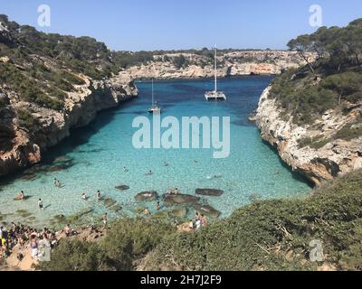 Schöne Landschaft eines Strandes zwischen den Klippen mit türkisfarbenem Meerwasser Stockfoto
