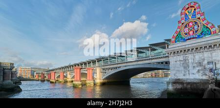 Blackfriars Eisenbahnbrücke über die Themse, London, England. Stockfoto