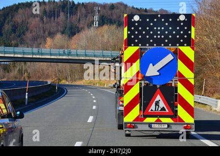 Sperre der Autobahn A1 bei Oberwang wegen Arbeiten an einer Stromleitung, Oberösterreich, Österreich, Europa - Schließung der Autobahn A1 bei Oberwan Stockfoto