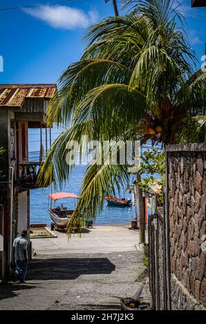 Ein Blick hinunter in die Bucht von Soufrière in Dominica, der Karibik. Stockfoto