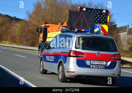 Sperre der Autobahn A1 bei Oberwang wegen Arbeiten an einer Stromleitung, Oberösterreich, Österreich, Europa - Schließung der Autobahn A1 bei Oberwan Stockfoto