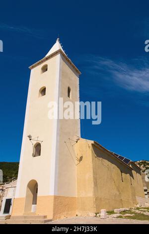 Kirche des heiligen Johannes des Täufers, auf einem Hügel mit Blick auf die Stadt Baska auf der Insel Krk, Gespanschaft Primorje-Gorski Kotar, Westkroatien Stockfoto