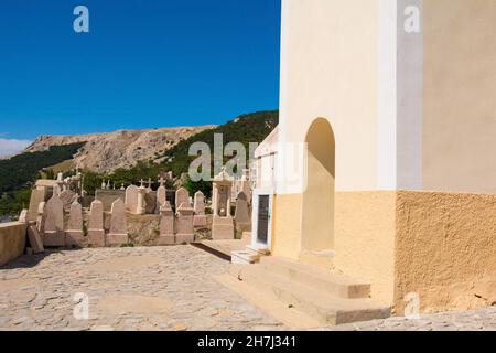 Baska, Kroatien - 4th. September 2021. Der Eingang zur St. Johannes der Täufer Kirche, auf einem Hügel mit Blick auf Baska auf der Insel Krk, Landkreis Primorje-Gorski Kotar Stockfoto