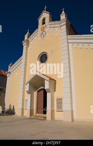 Pfarrkirche der Heiligen Dreifaltigkeit im Zentrum von Baska auf der Insel Krk, Gespanschaft Primorje-Gorski Kotar, Westkroatien. Crkva sv Trojstvo auf Kroatisch genannt Stockfoto