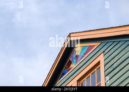 NEW ORLEANS, LA, USA - 23. OKTOBER 2021: Buntglasfenster auf dem Dach des Hauses in Uptown Neighborhood Stockfoto