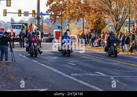 Harrisburg, PA, USA - 20. November 2021: Ein Polizeibeamter der Stadt Harrisburg begleitet die jährliche Feiertagsparade in die Innenstadt. Stockfoto