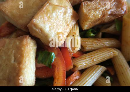 Tofu und Penne Pasta, Studio Stockfoto