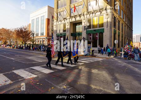 Harrisburg, PA, USA - 20. November 2021: Polizeibeamte der Stadt Harrisburg gehen und tragen bei der jährlichen Feiertagsparade Flaggen. Stockfoto