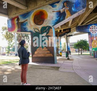 San Diego, Vereinigte Staaten von Amerika. 28. September 2021. US-Innenminister deb Haaland führt am 28. September 2021 durch die historischen Wandmalereien im Chicano Park in San Diego, Kalifornien. Der Park unter der San Diego-Coronado Brücke beherbergt die größte Sammlung von Wandmalereien im Freien in den Vereinigten Staaten. Bild: Tami A. Heilemann/USA Interior Department/Alamy Live News Stockfoto