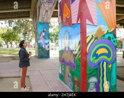 San Diego, Vereinigte Staaten von Amerika. 28. September 2021. US-Innenminister deb Haaland führt am 28. September 2021 durch die historischen Wandmalereien im Chicano Park in San Diego, Kalifornien. Der Park unter der San Diego-Coronado Brücke beherbergt die größte Sammlung von Wandmalereien im Freien in den Vereinigten Staaten. Bild: Tami A. Heilemann/USA Interior Department/Alamy Live News Stockfoto