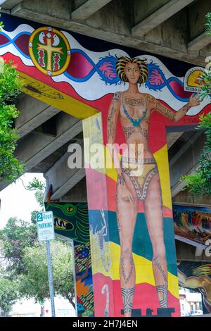 San Diego, Vereinigte Staaten von Amerika. 28. September 2021. Ein historisches Wandgemälde, das auf dem Mast der Coronado-Brücke zu Ehren des mexikanisch-amerikanischen Kulturerbes im Chicano Park gemalt wurde, 28. September 2021 in San Diego, Kalifornien. Der Park unter der San Diego-Coronado Brücke beherbergt die größte Sammlung von Wandgemälden im Freien in den Vereinigten Staaten. Bild: Tami A. Heilemann/USA Interior Department/Alamy Live News Stockfoto