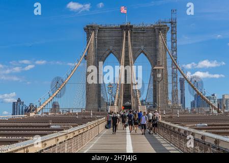 Menschen, die über die Brooklyn Bridge, New York, New York, USA laufen Stockfoto