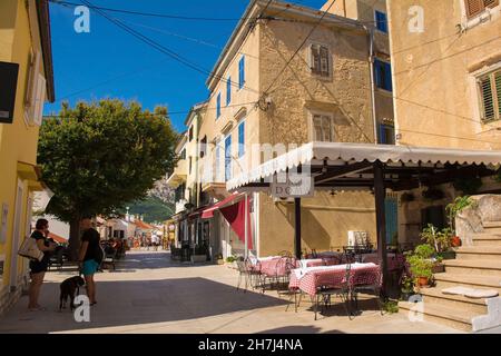 Baska, Kroatien - 4th. September 2021. Eine Straße im Spätsommer in der historischen Küstenstadt Baska auf der Insel Krk in der Grafschaft Primorje-Gorski Kotar im Westen Kroatiens Stockfoto