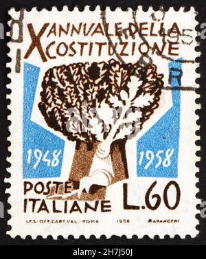 ITALIEN - UM 1958: Eine in Italien gedruckte Marke zeigt den Baum der Freiheit, 10th. Jahrestag der Verfassung, um 1958 Stockfoto