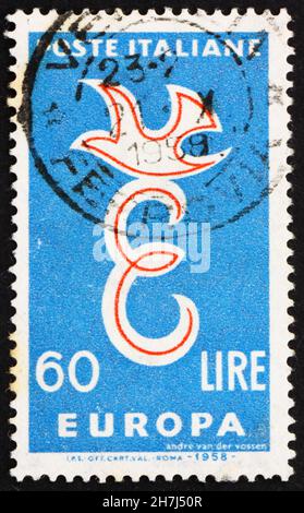 ITALIEN - UM 1958: Eine in Italien gedruckte Briefmarke zeigt E und Taube, Europäische Integration, um 1958 Stockfoto
