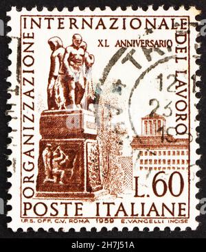 ITALIEN - UM 1959: Eine in Italien gedruckte Marke zeigt das Labor Monument, Genf, 40th. Jahrestag der Internationalen Arbeitsorganisation, ILO, um 19 Stockfoto