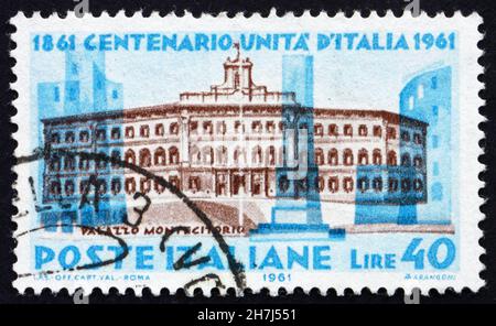 ITALIEN - UM 1961: Eine in Italien gedruckte Briefmarke zeigt den Palazzo Montecitorio, Rom, 100. Jahrestag der italienischen Einheit, um 1961 Stockfoto